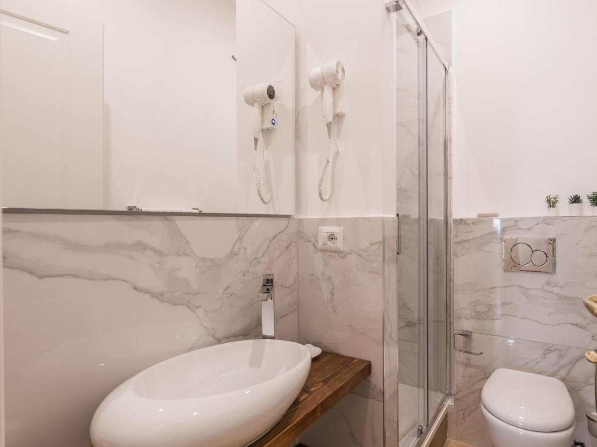 The Rent - Spacious Three-bedroom Near The Colosseum Apartamento
